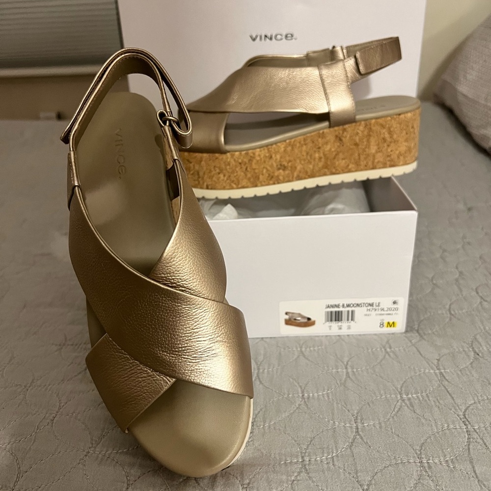 🅻🅰🆂🆃 🅲🅷🅰🅽🅲🅴 Brand new never worn! Vince gold wedge sandals